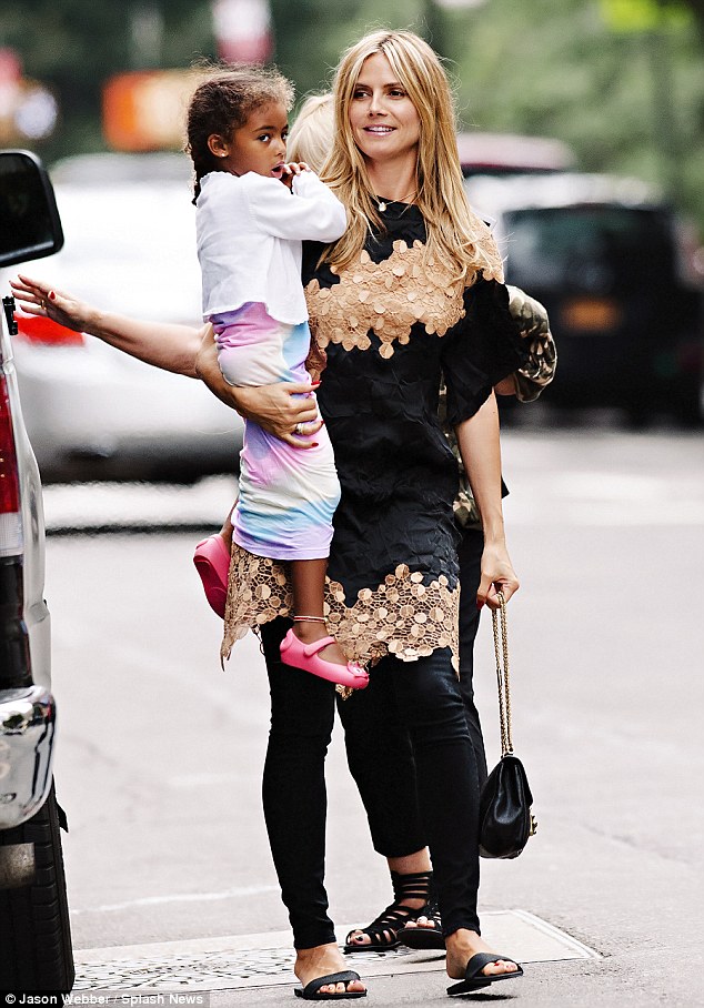 article-2353132-1A98C64D000005DC-920_634x908