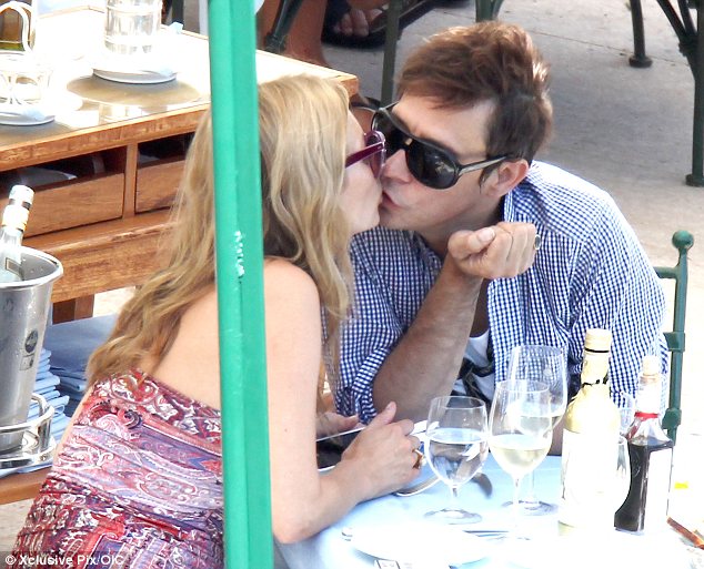 article-2358092-1AB3710A000005DC-876_634x513