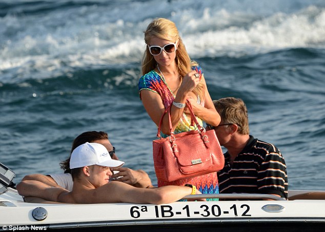 article-2384613-1B25A8DE000005DC-495_634x453