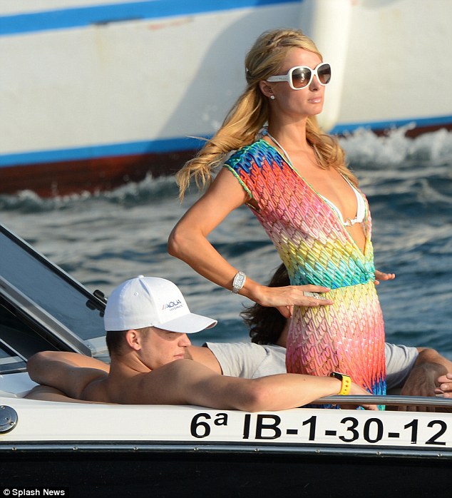Paris Hilton vamps it up on ‘love boat.’