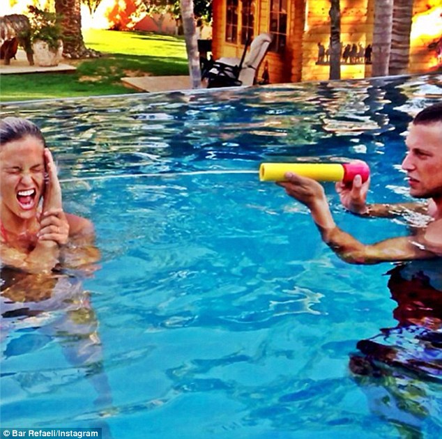 article-2396231-1B355A7A000005DC-970_634x630