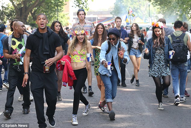 article-2402278-1B78EE7C000005DC-636_634x427