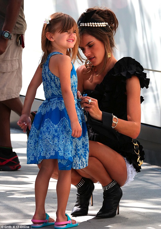 article-2456901-18B4B8F100000578-670_634x904