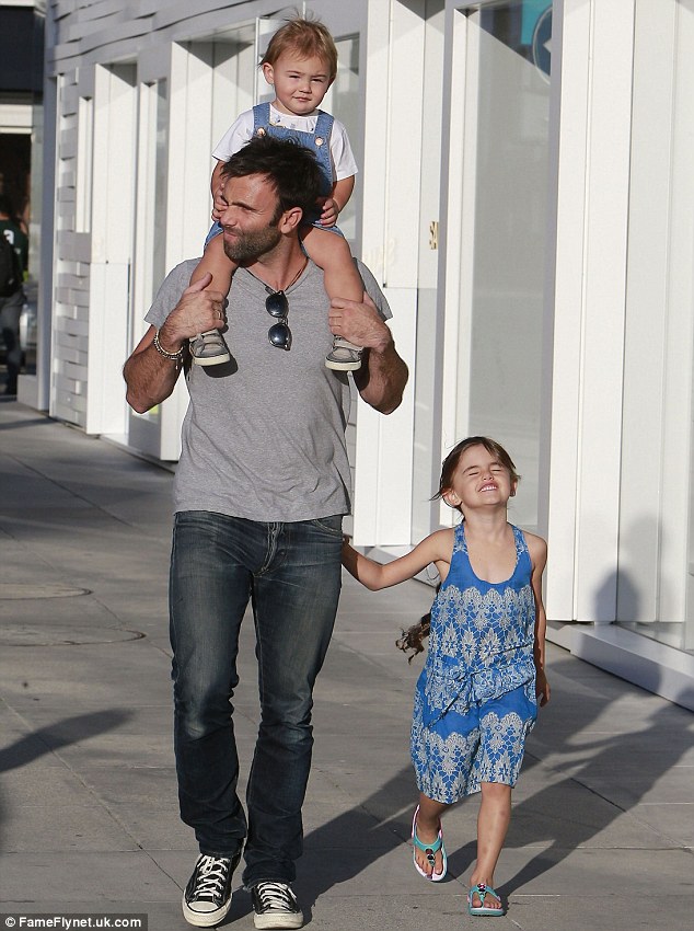 article-2456901-18B520A500000578-657_634x850