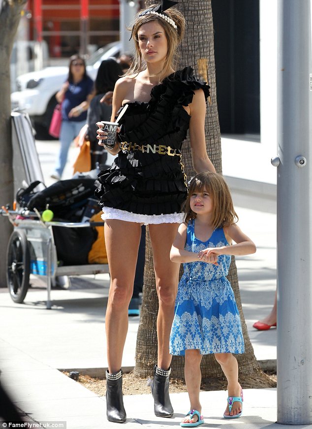 article-2456901-18B5592A00000578-943_634x872