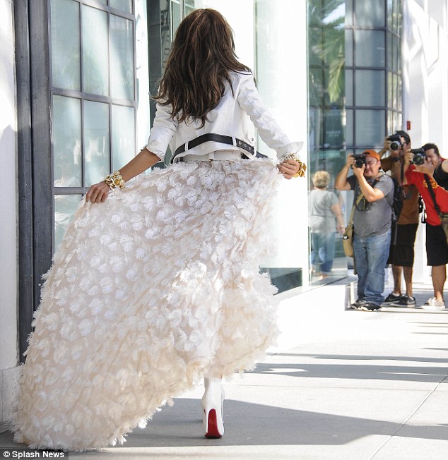 article-2456901-18B56D9A00000578-561_634x652