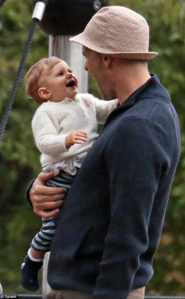 article-2457071-18B469DD00000578-151_634x1023