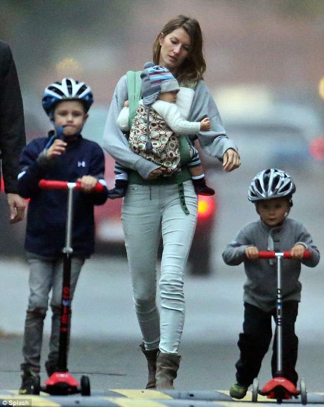 article-2457071-18B469ED00000578-809_634x796