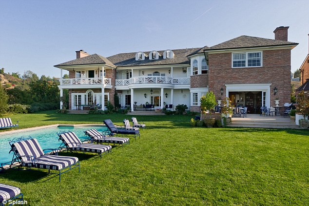 article-2468412-18D9B59C00000578-366_634x422