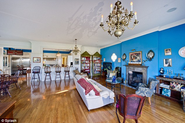 article-2468412-18D9B6AD00000578-523_634x421