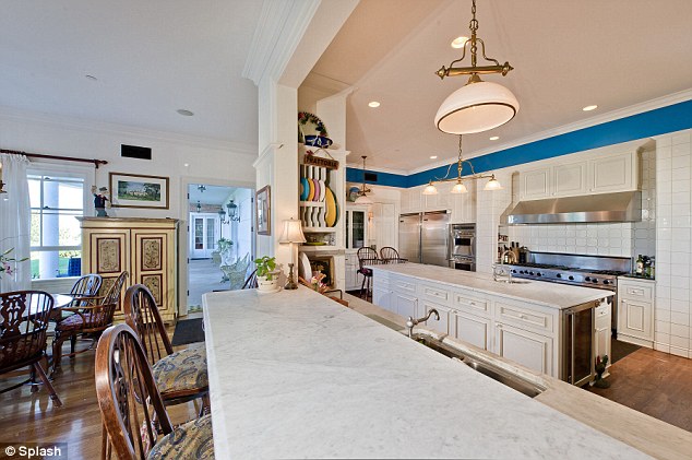 article-2468412-18D9B6B100000578-607_634x421