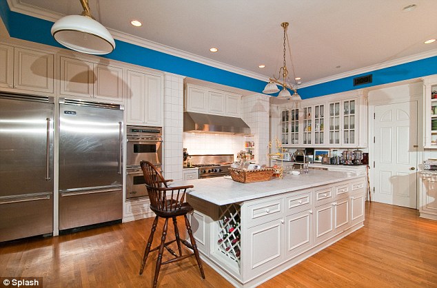 article-2468412-18D9B6B500000578-945_634x418