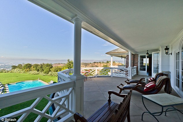 article-2468412-18D9B73D00000578-263_634x422