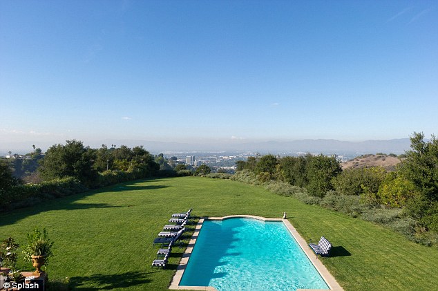 article-2468412-18D9B74900000578-150_634x421