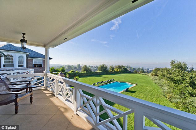 article-2468412-18D9B75100000578-336_634x421