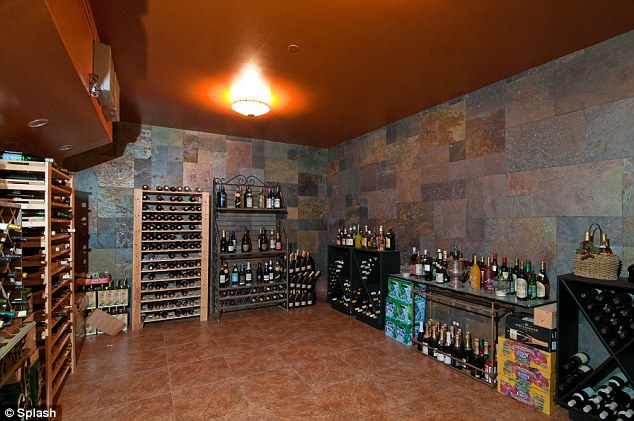 article-2468412-18D9B75500000578-654_634x421