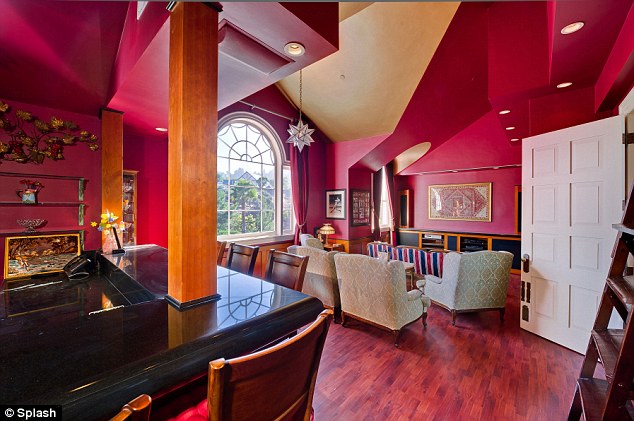 article-2468412-18D9B75900000578-192_634x421