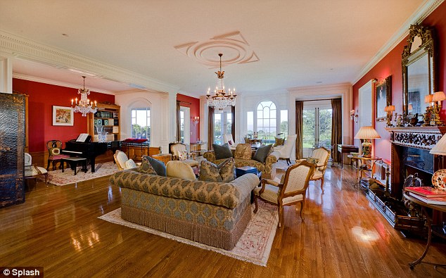 article-2468412-18D9B81800000578-537_634x395