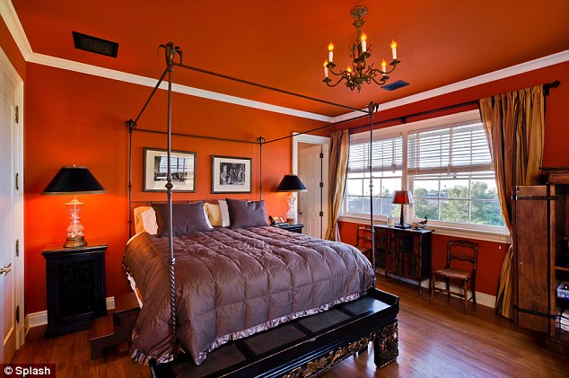 article-2468412-18D9B82000000578-889_634x421