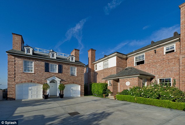 article-2468412-18D9B82400000578-514_634x427