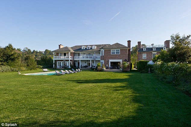 article-2468412-18D9B82800000578-399_634x422