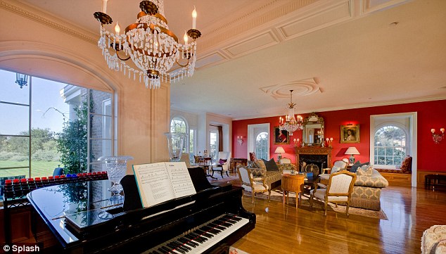 article-2468412-18D9B98400000578-679_634x361