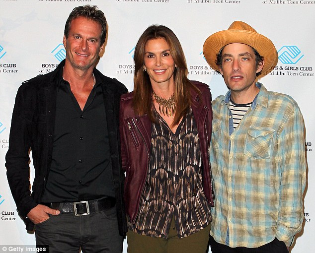 article-2468997-18DB9DBF00000578-289_634x510