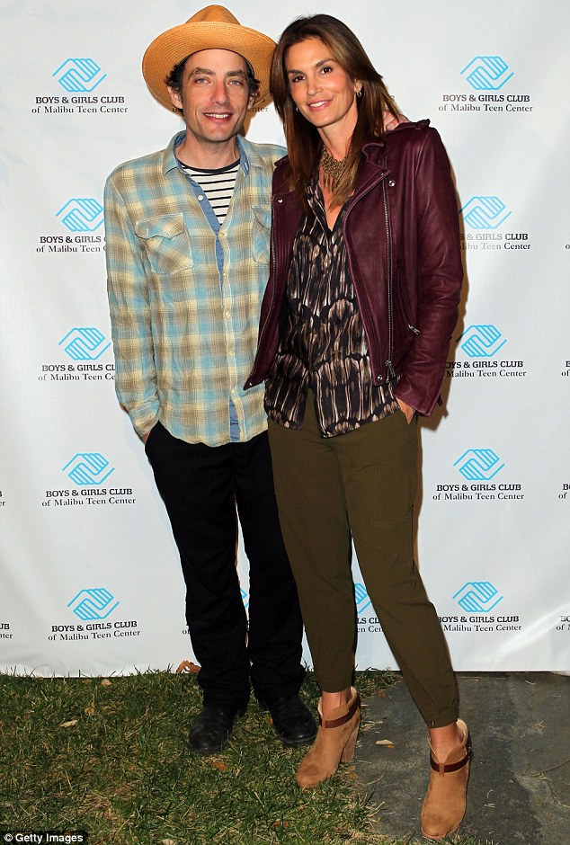 article-2468997-18DB9DC700000578-279_634x940