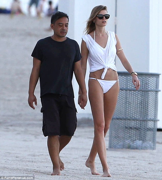 article-2474730-18F0670200000578-530_634x704