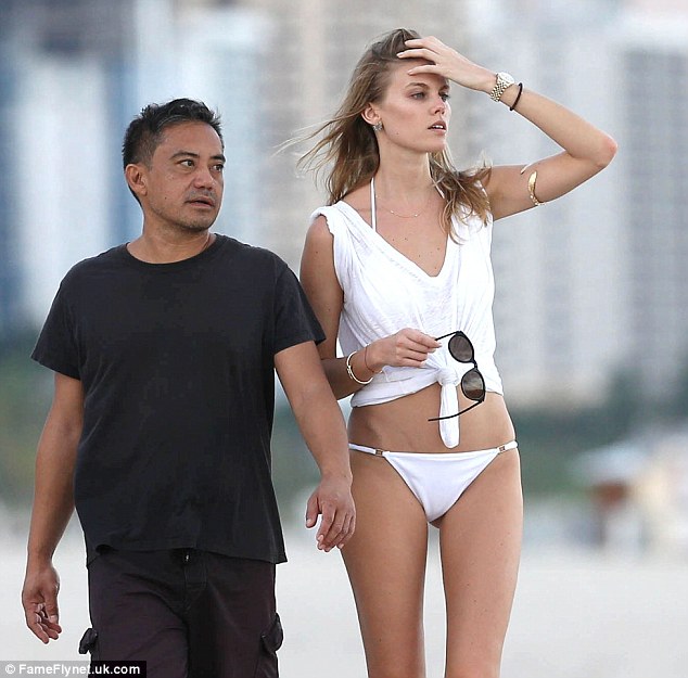 Victoria’s Secret model Maryna Linchuk takes a stroll down Miami Beach!