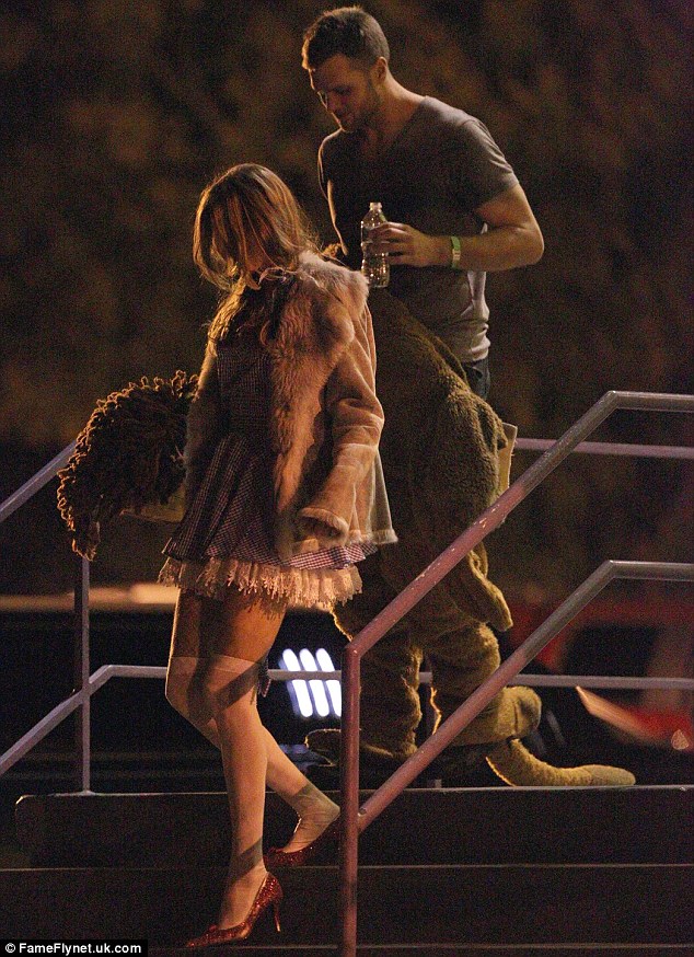 article-2478707-190CB4BC00000578-906_634x874