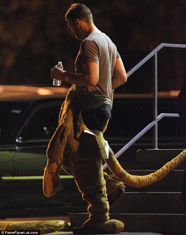 article-2478707-190CB4CD00000578-19_634x803