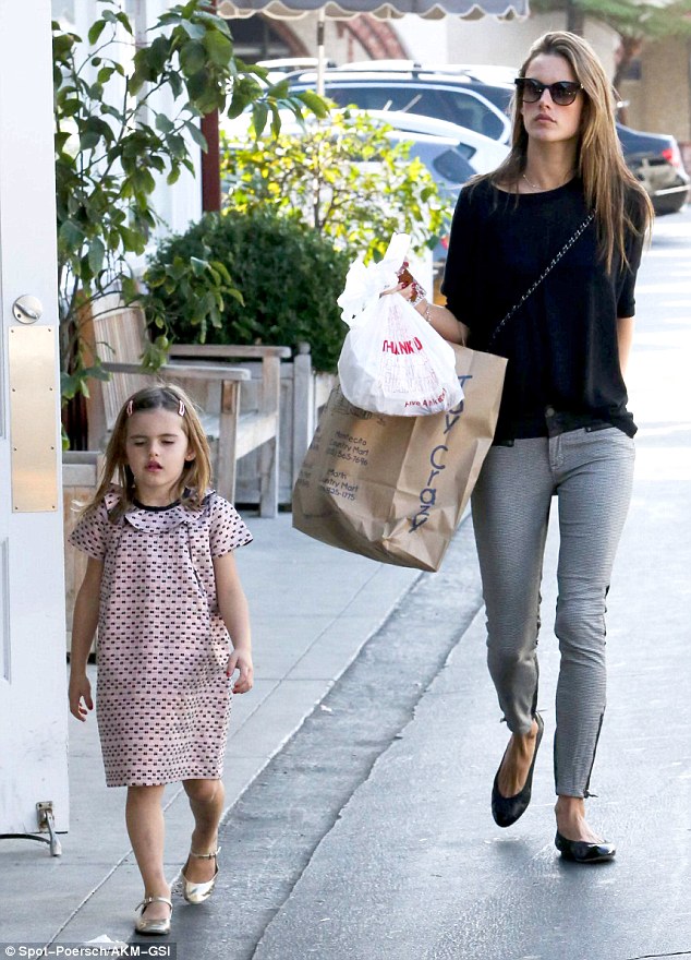 article-2509060-1979E61C00000578-615_634x880