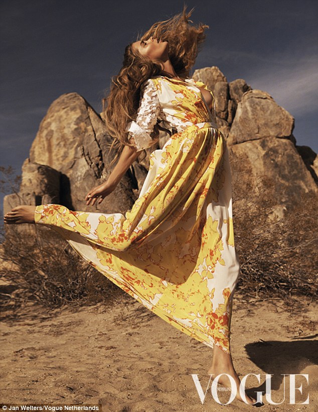 2562F92E00000578-2944796-Catwalk_queen_Another_saw_the_model_skipping_through_the_sand_in-a-15_1423494115661