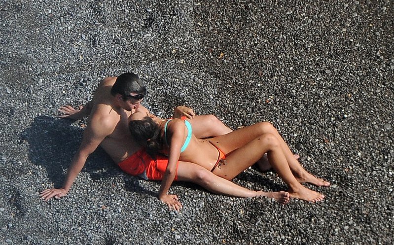 Bradley-Cooper-Irina-Shayk-Beach-PDA-Italy-Pictures