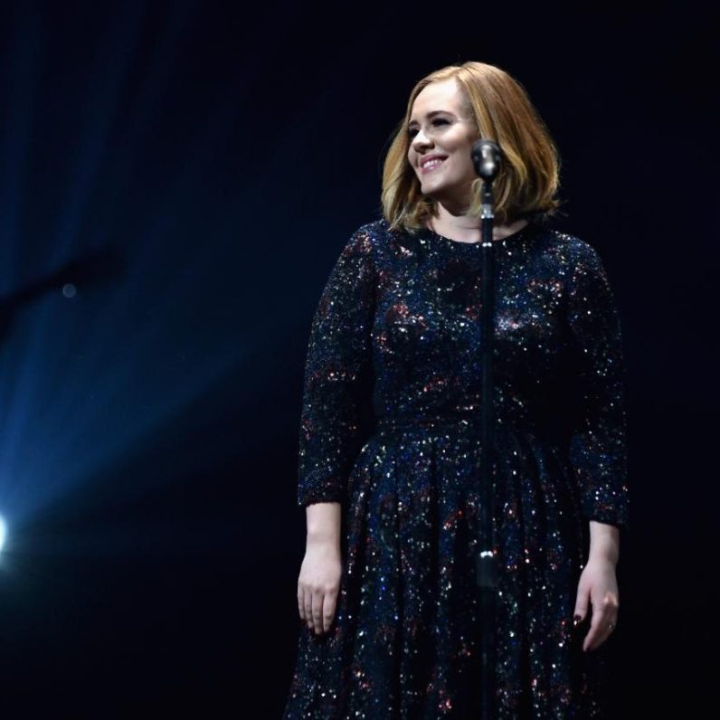Adele_wearing_Burberry