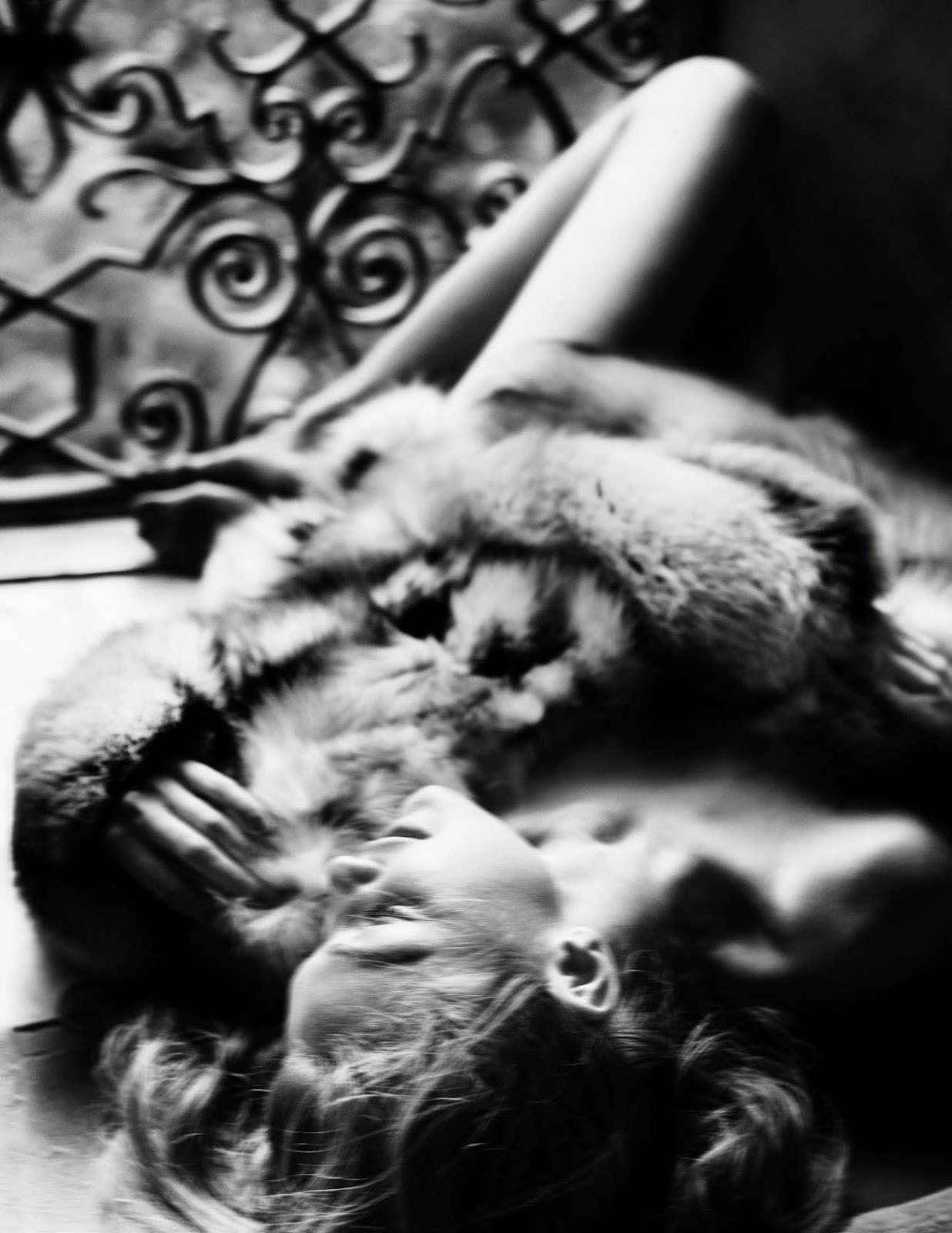 Gigi-Hadid-by-Mario-Testino-for-Vogue-Paris-November-2016