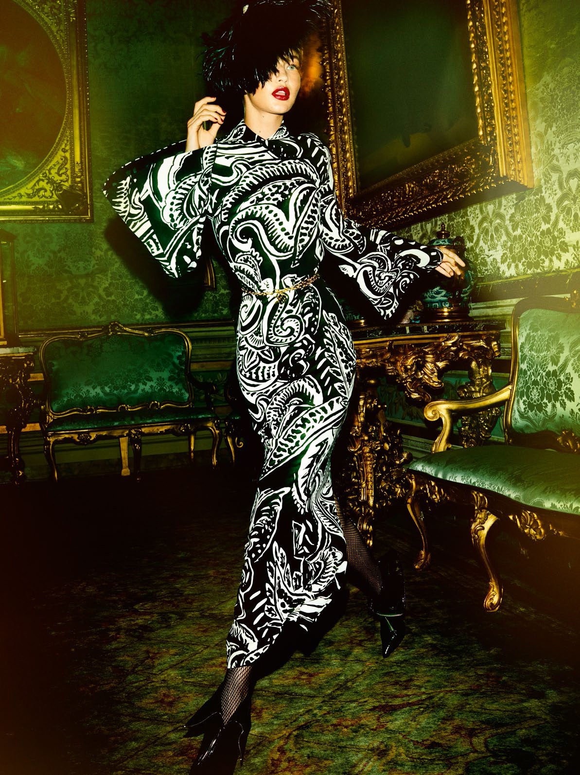 Gigi-Hadid-by-Mario-Testino-for-Vogue-Paris-November-2016