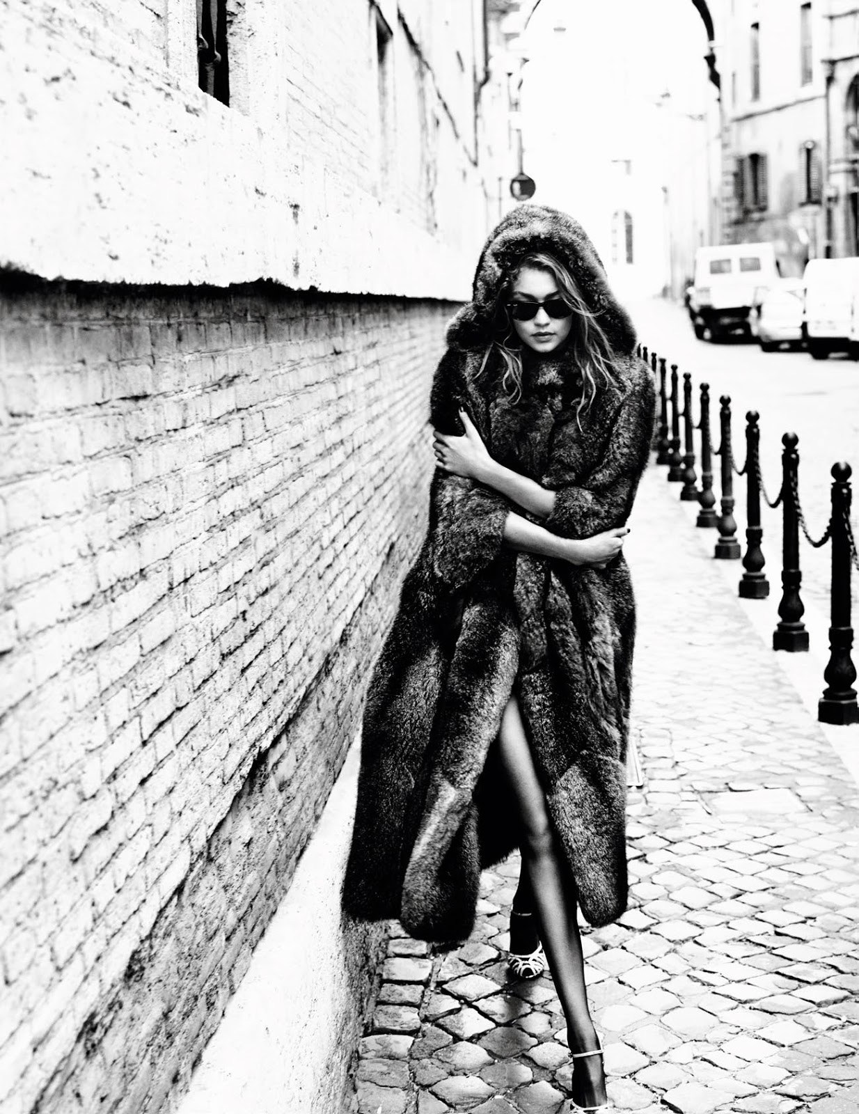 Gigi-Hadid-by-Mario-Testino-for-Vogue-Paris-November-2016