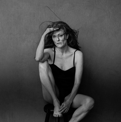 julianne-moore-2017-pirelli-calendar